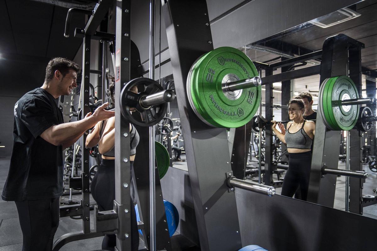 El centre disposa d’una àmplia sala de fitness equipada amb maquinària d’última generació