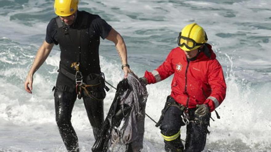 Labores de rescate en la playa coruñesa.