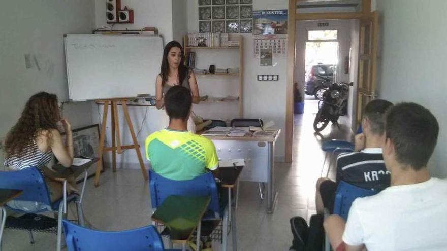 María Tamame, que imparte el curso de prevención de drogas, ayer en una autoescuela de Benavente.