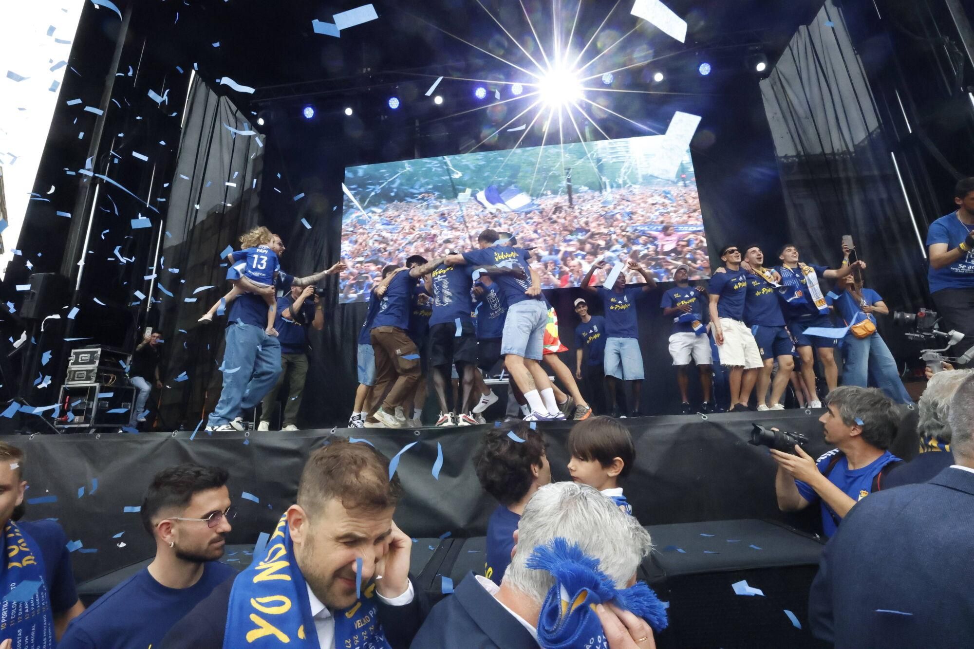 Locura azul en las calles de Oviedo para celebrar el ascenso del equipo a Primera División