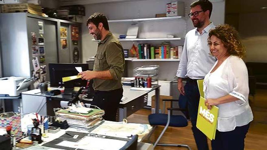 Ferrà, Noguera y Campomar registrando ayer en el Parlament la Proposición no de Ley de Més para facilitar el acceso a la vivienda.