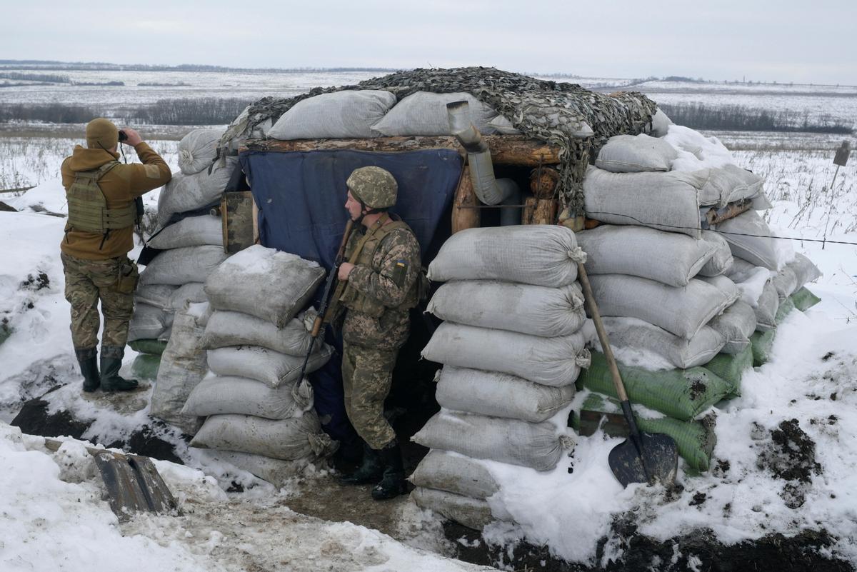 Miembros de las fuerzas armadas de Ukrania montan guardia en posiciones de combate en la región de Lugansk.