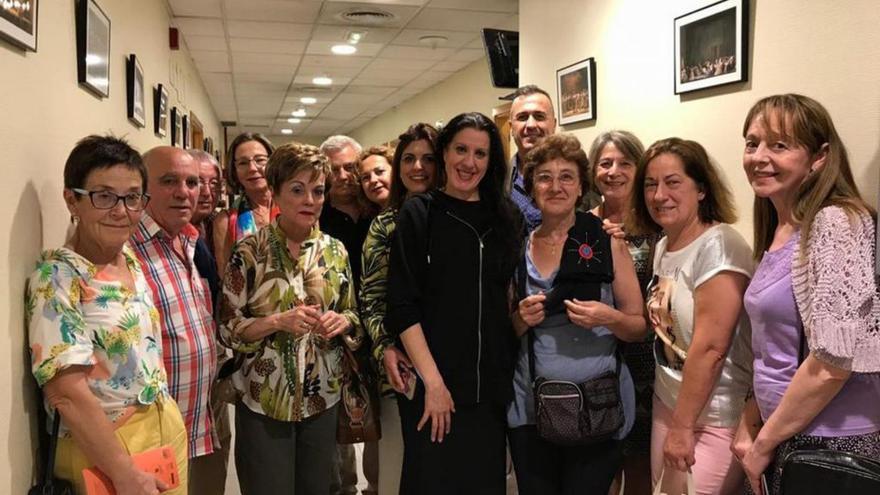 María Pagés posa con socios de la Peña Flamenca de Oviedo. | PFO