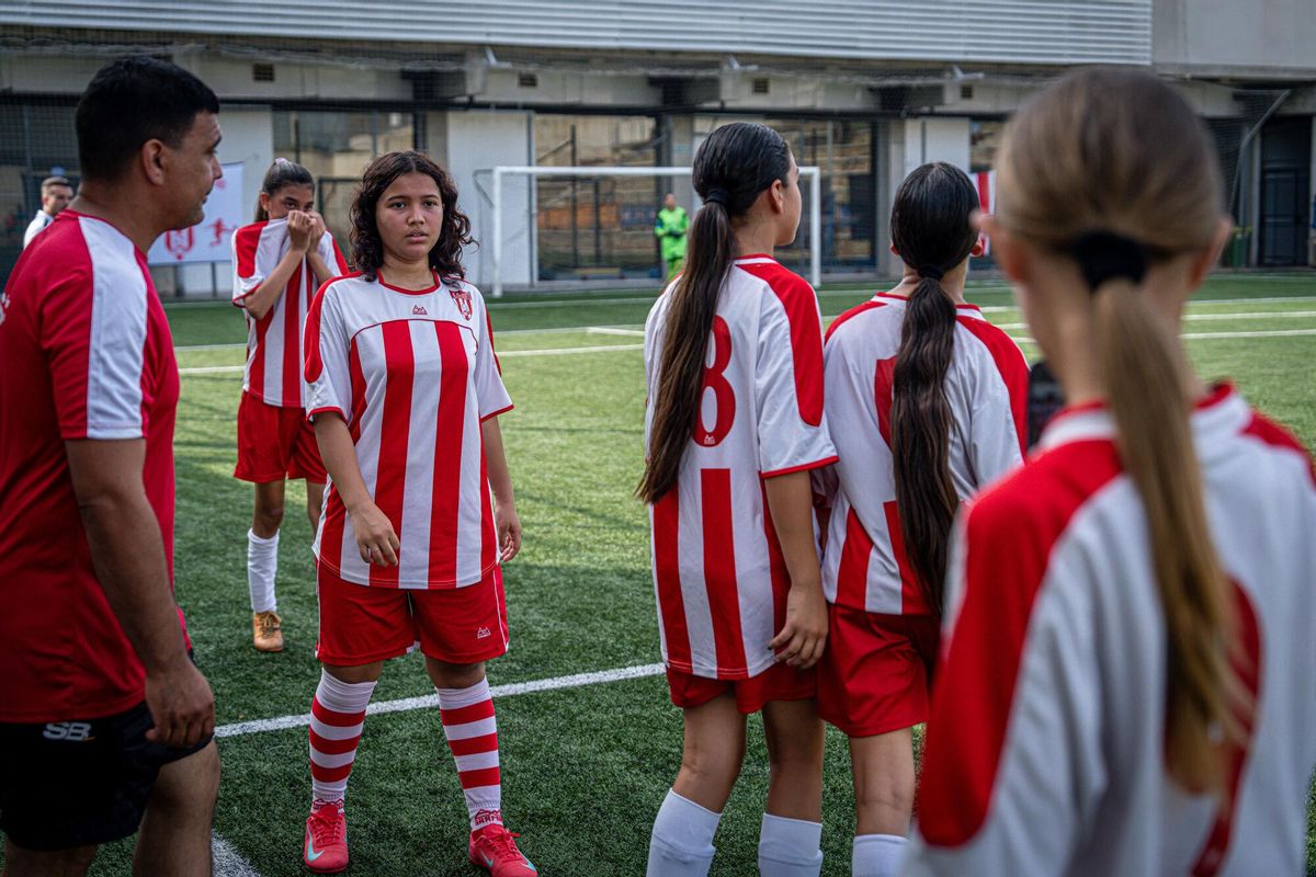 Las niñas gitanas lideran el cambio del fútbol femenino en La Mina