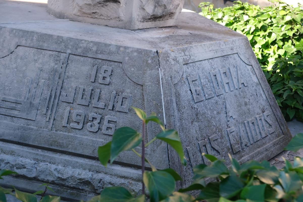 Las inscripciones en la peana de piedra de la cruz de los caídos de Monforte del Cid.