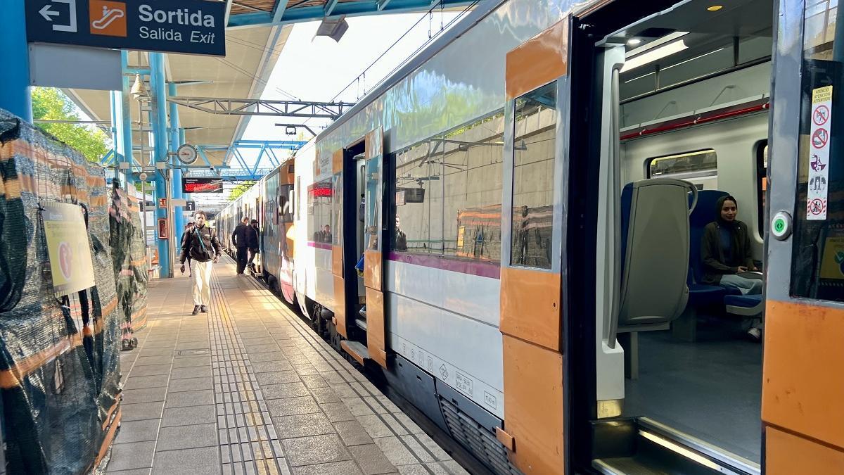 Un tren de Rodalies parado en una estación