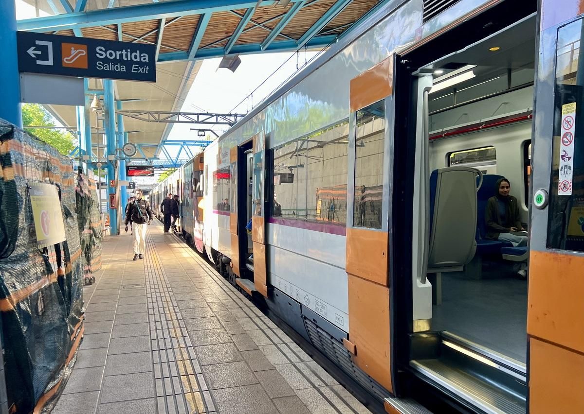 Un tren de Rodalies parado en una estación Un tren de Rodalies parado en una estación