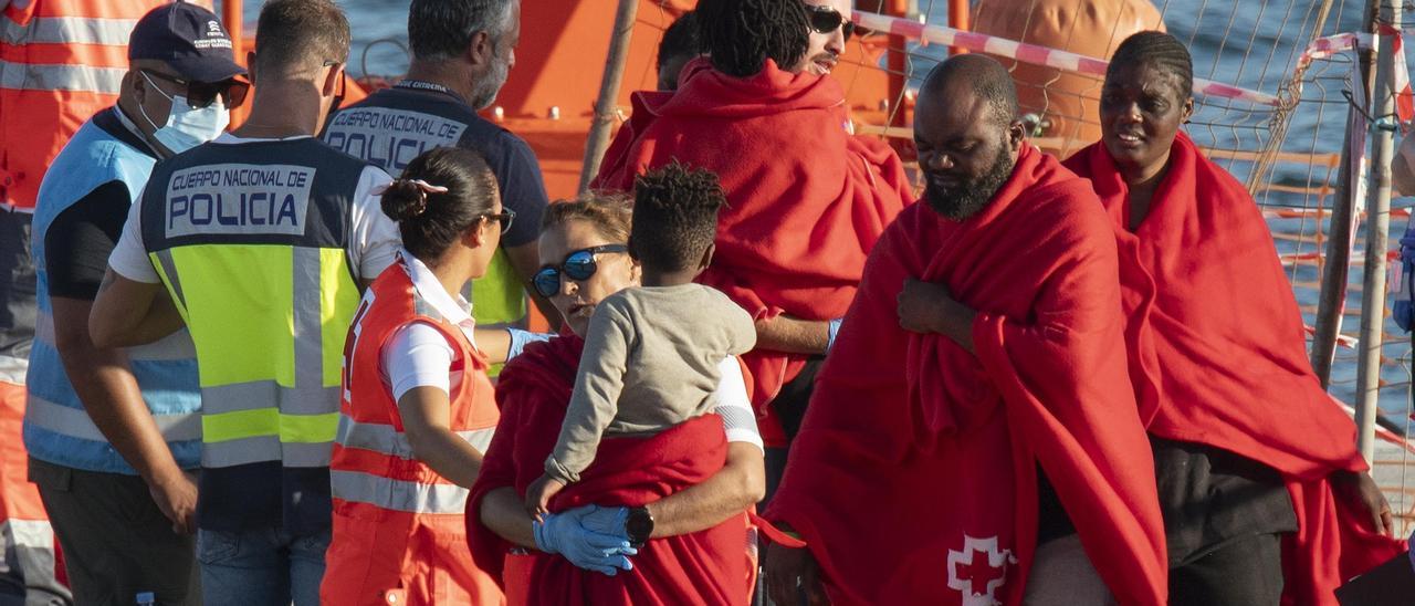 648 migrantes llegan a Canarias en pateras y cayucos desde la pasada medianoche