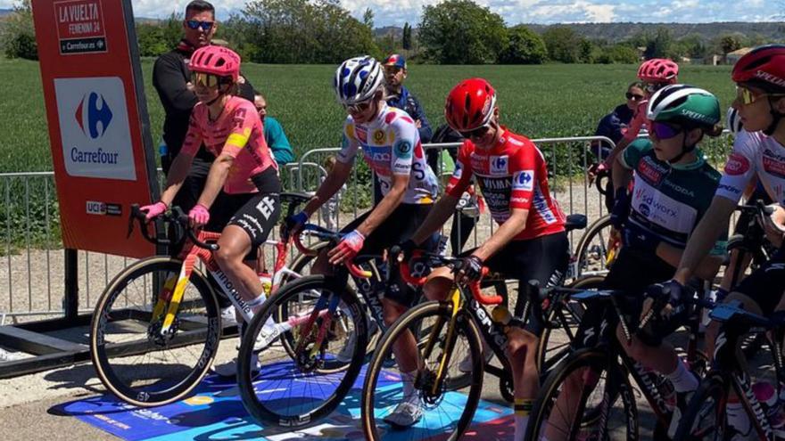 Expectación por el paso de la Vuelta ciclista femenina