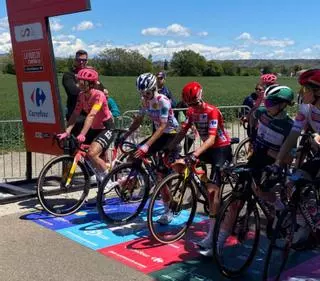 Expectación por el paso de la Vuelta ciclista femenina