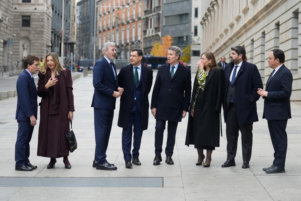 Azcón, junto a otros líderes del PP, incluido Alberto Núñez Feijóo, en su llegada al Congreso de los Diputados.