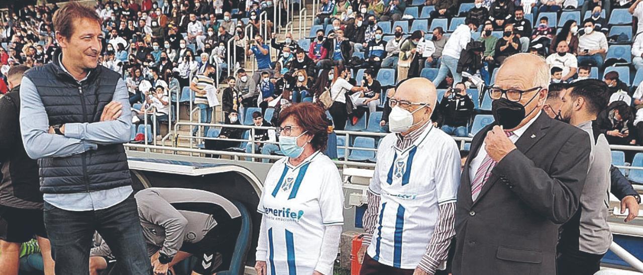 Ramis, antes del partido, junto a los socios que hicieron el saque de honor.