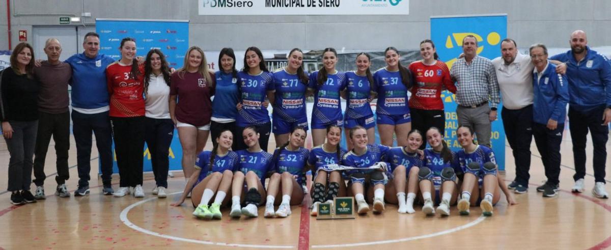 El Siero Deportivo juvenil de balonmano, tras proclamarse campeón de Asturias.