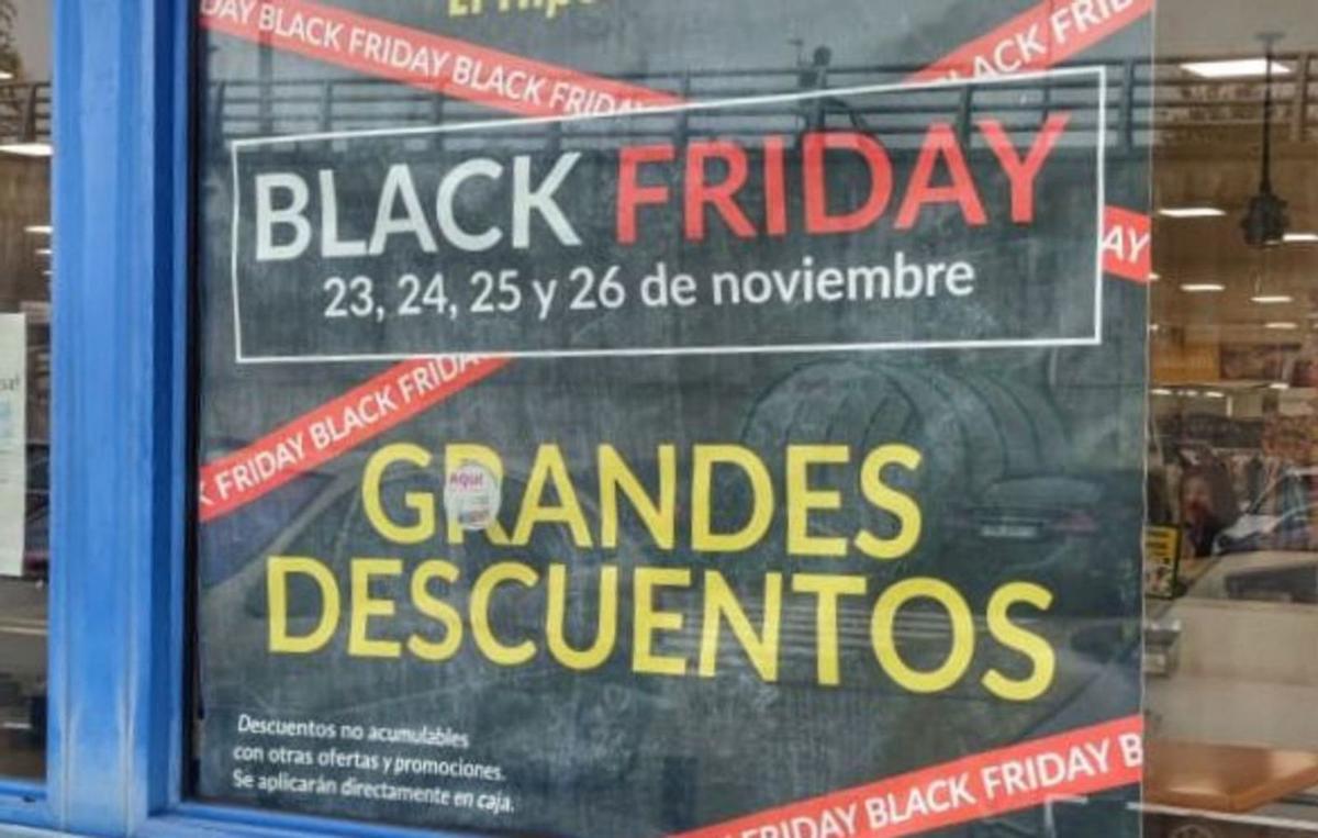 Anuncio de grandes descuentos con motivo del Black Friday. | Alba Prieto