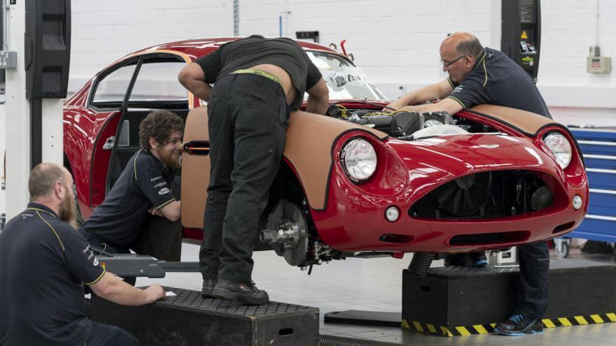 Un equip d&#039;enginyers d&#039;Aston Martin treballant com autèntics artesans en el model