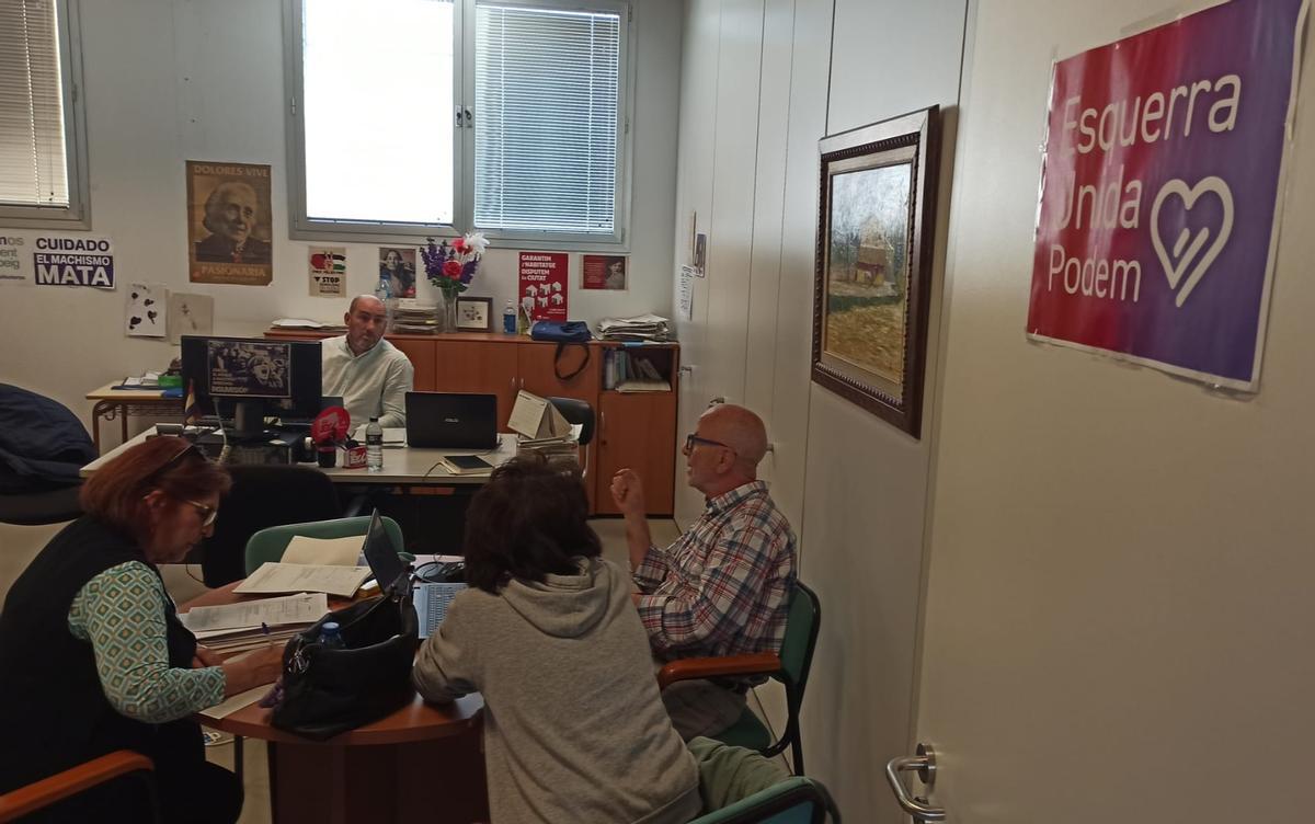 Dirigentes de EU registran solicitudes vecinales sobre la ordenanza de la basura de San Vicente