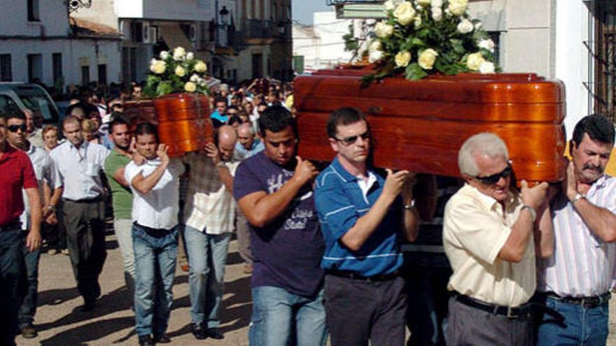 Imagen de los féretros durante el traslado a la iglesia de los cuatro jóvenes, dos hermanos y dos primas, que regresaban a Oliva de Mérida (Badajoz) de la fiestas de un pueblo cercano.