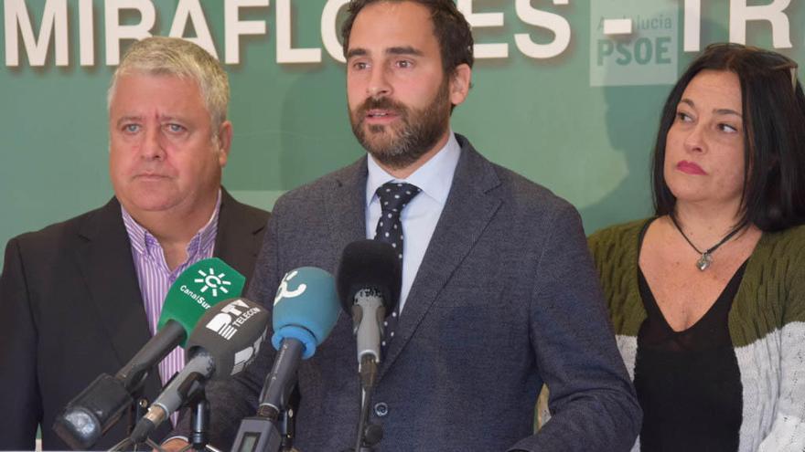 Daniel Pérez, en el centro de la imagen, durante su rueda de prensa.