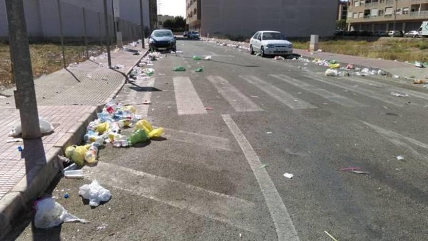 Los restos del botellón en Callosa, visibles de día