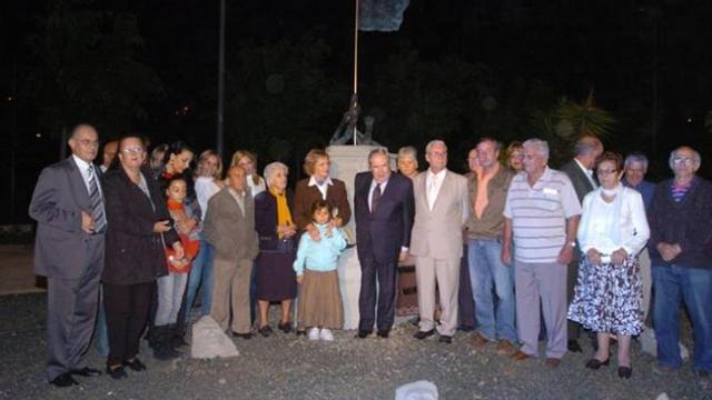 El exalcalde, junto a familiares en un homenaje a los fusilados. i  A. MARRERO