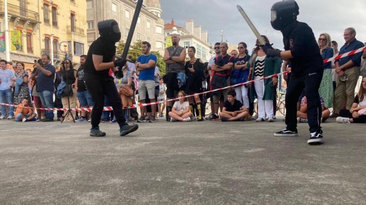 Dos pequeños, ayer, durante la demostración de esgrima.