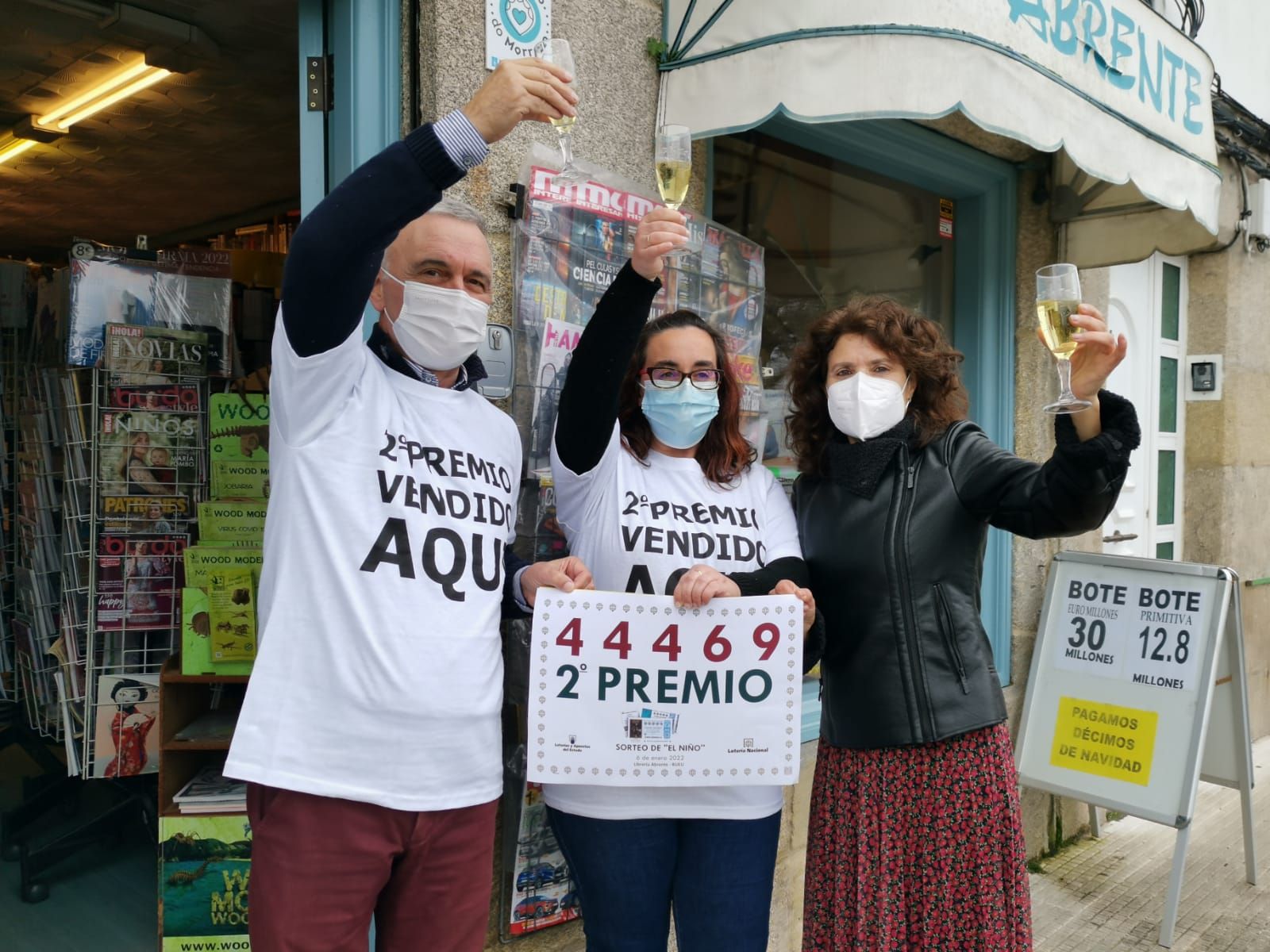 Loteros que repartieron el premio en Bueu