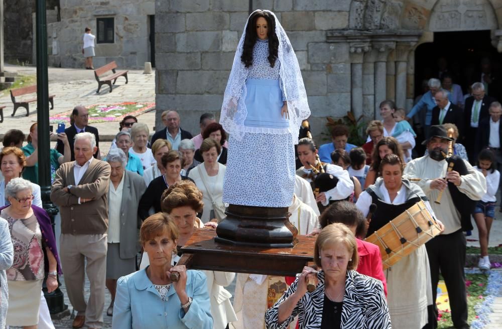 Santa María de Castrelos muestra el nuevo manto de su Virgen - La parroquia de Santa María de Castrelos rindió ayer homenaje a su Virgen en una concurrida procesión