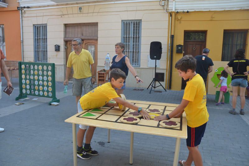 Niños y niñas disfrutaron de los juegos en la Plaça de San Sebastià de Rocafort