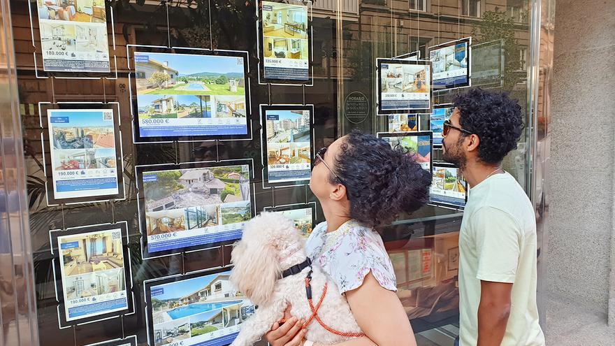 Portugueses, rumanos y franceses lideran la compra de casas por foráneos en Galicia