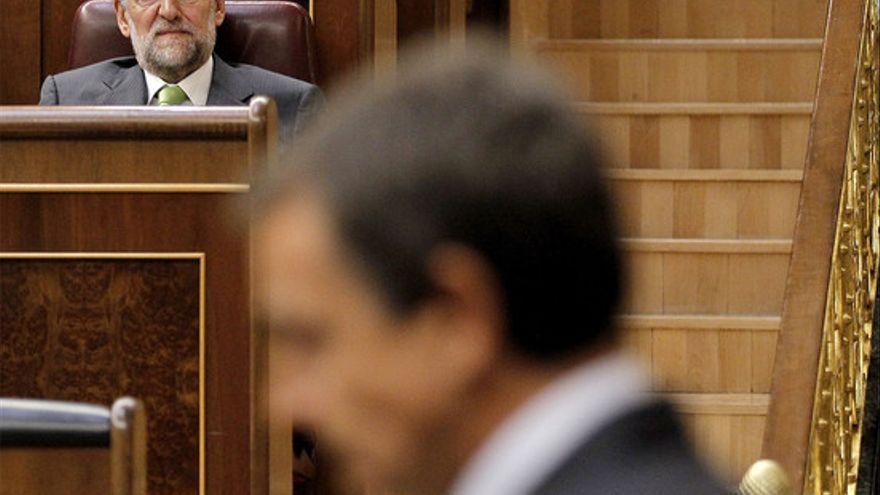 Rajoy observa a Zapatero desde su escaño en el Congreso.