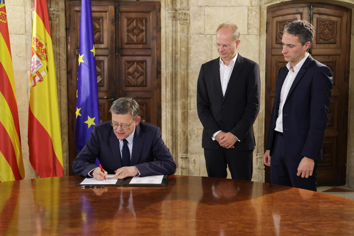Ximo Puig con los directivos en España de Power Co, Thomas Dahlem y Javier Rivera Jornet (derecha), en imagen de archivo.