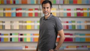 Barcelona 03/07/2025 Luis Solano, editor y fundador de Libros del Asteroide, por el 20 aniversario de la editorial, en las oficinas de la editorial Fotografía de Ferran Nadeu