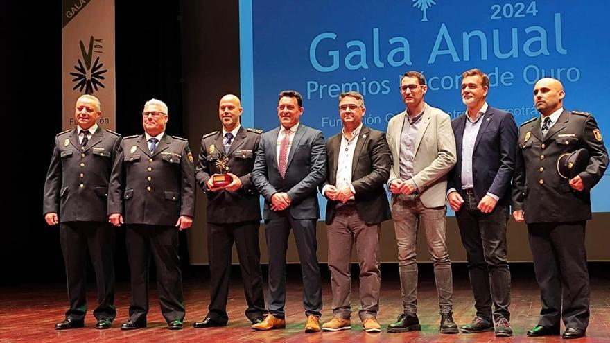 Un momento de la gala anual celebrada este viernes en Vilagarcía, en la que fue distinguida la unidad UDYCO de la Policía Nacional de Pontevedra y que contó con la presencia de representantes del SUP como el de Galicia, Roberto González (tercero por la derecha), y el de Cádiz, Antonio Flores (segundo por la derecha).