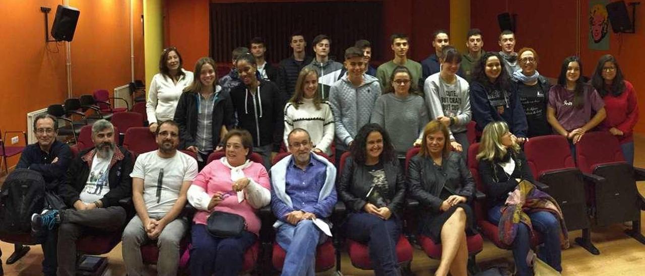 Participantes en el proyecto premiado &quot;Somos nombres&quot; en el Instituto Rey Pelayo de Cangas de Onís, ayer