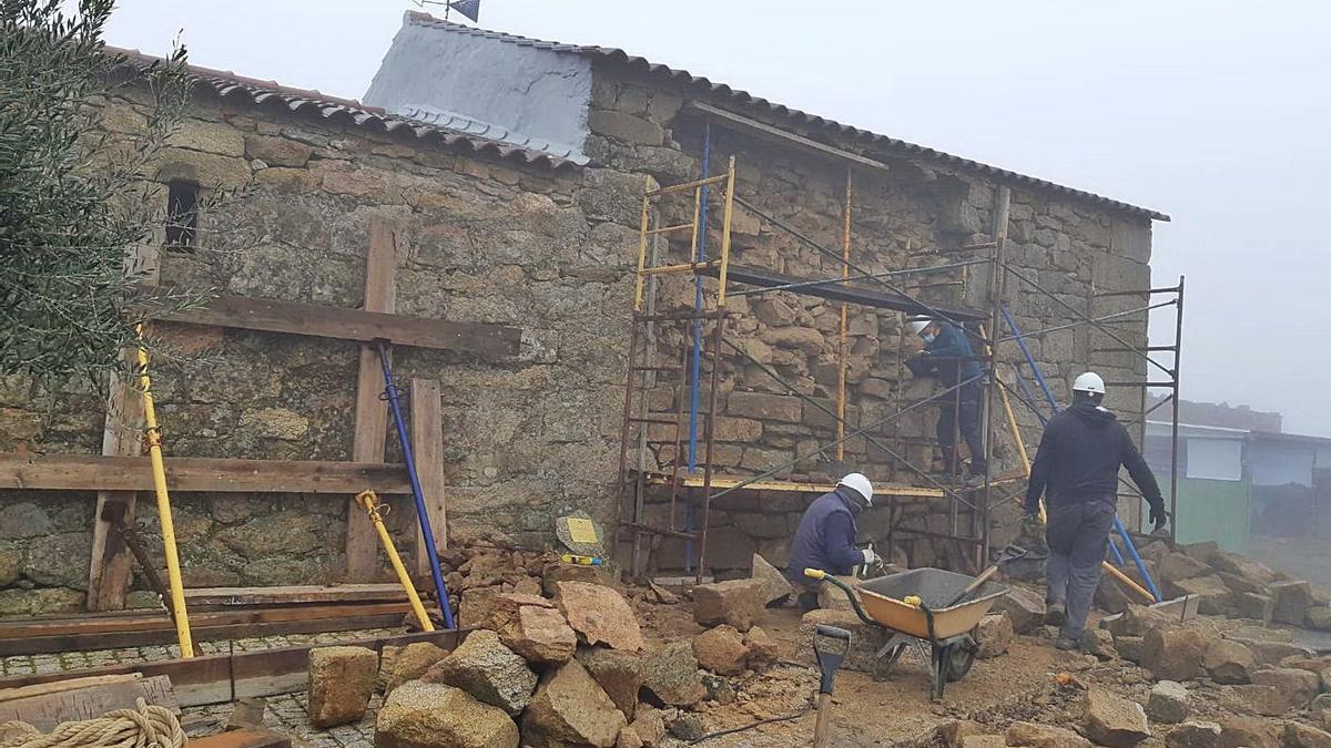Los operarios reparan el muro de la ermita de San Albín de Fermoselle. | Cedida