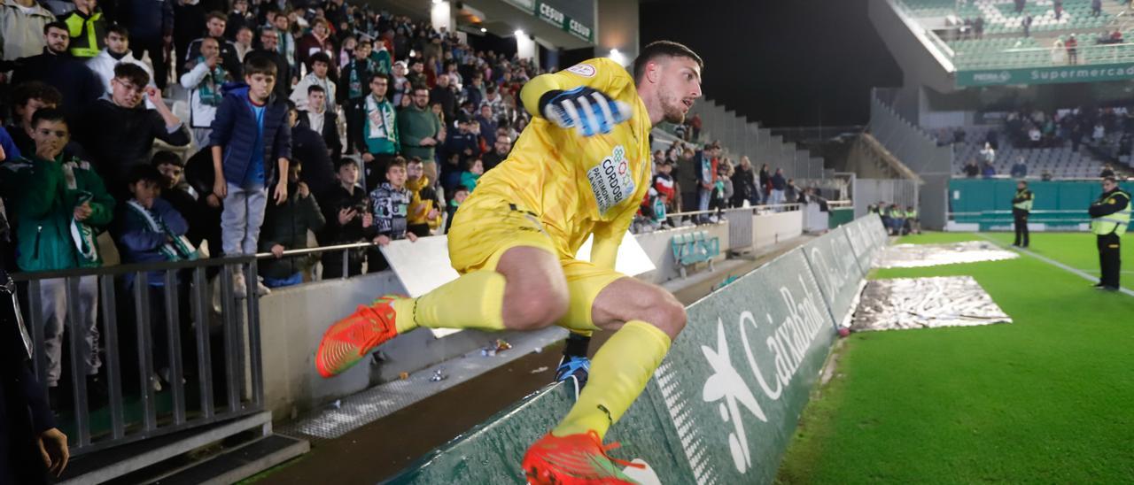 Carlos Marín salta la valla publicitaria en El Arcángel tras cantar con el fondo sur al terminar el encuentro del Córdoba CF contra el Pontevedra.