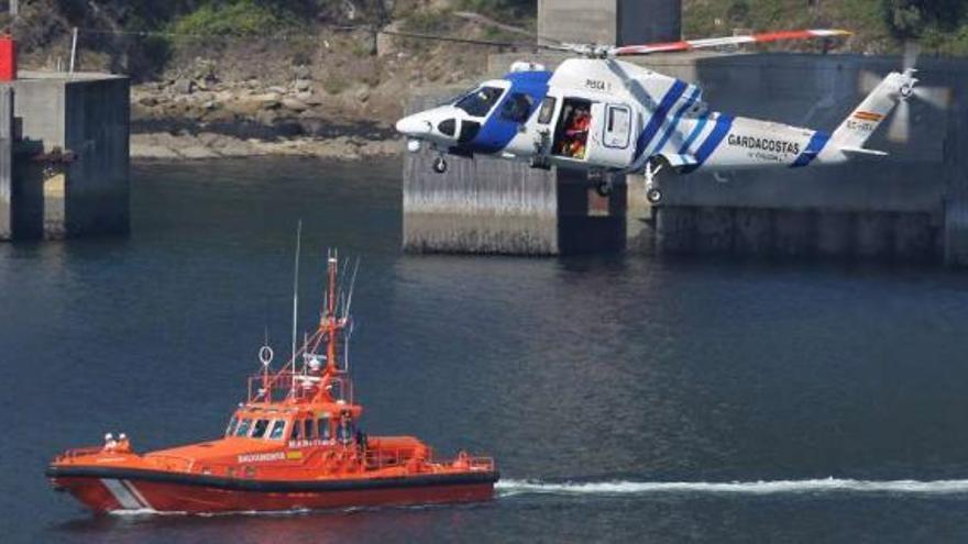 La &quot;Salvamar Mirach&quot; y el helicóptero &quot;Pesca I&quot;, ayer durante las labores de búsqueda.  // Ricardo Grobas