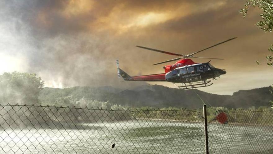 Un virulento incendio ataca al corazón de la Serra d’Espadà