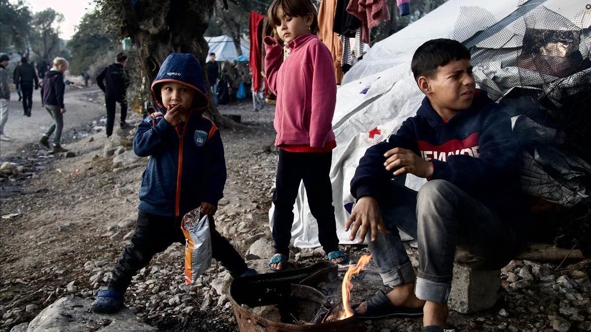 Unos niños en el campo de refugiados de Moria, en la isla griega de Lesbos.
