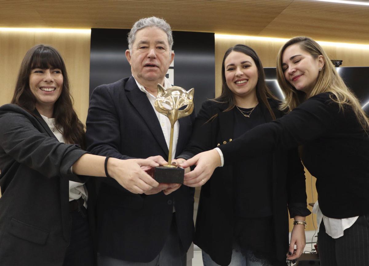 Lores y las representantes de las empresas patrocinadoras sujetan la estatuilla de los Feroz. |  FdV