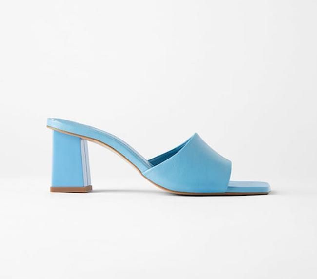 Mule azul, de Zara