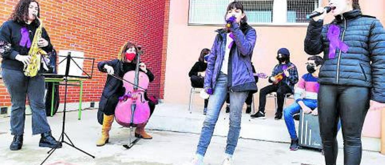 Estudiantes del IES de les Valls, en plena actuación. | IES LA VALL DE SEGÓ