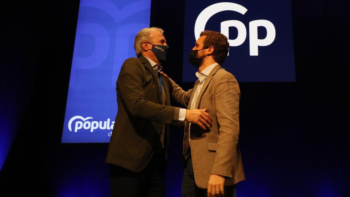 El presidente del PP de Aragón, Jorge Azcón, y el presidente del partido, Pablo Casado, en el reciente Congreso del PP aragonés, a finales de diciembre.