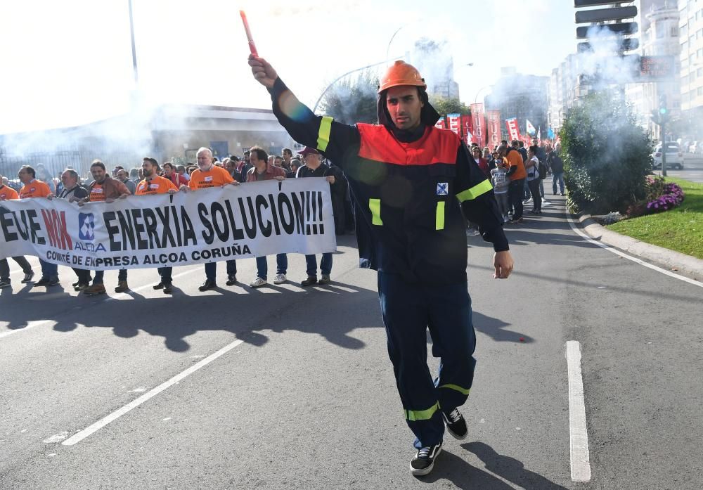 La concentración cuenta con una participación masiva - Entre los asistentes, trabajadores de la planta en Avilés y miembros de la Corporación.