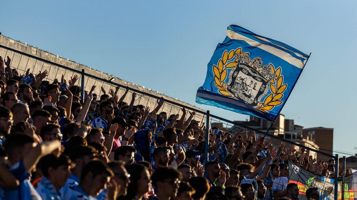 Más de 2.000 aficionados del Málaga CF apoyaron al conjunto blanquiazul en Linarejos.