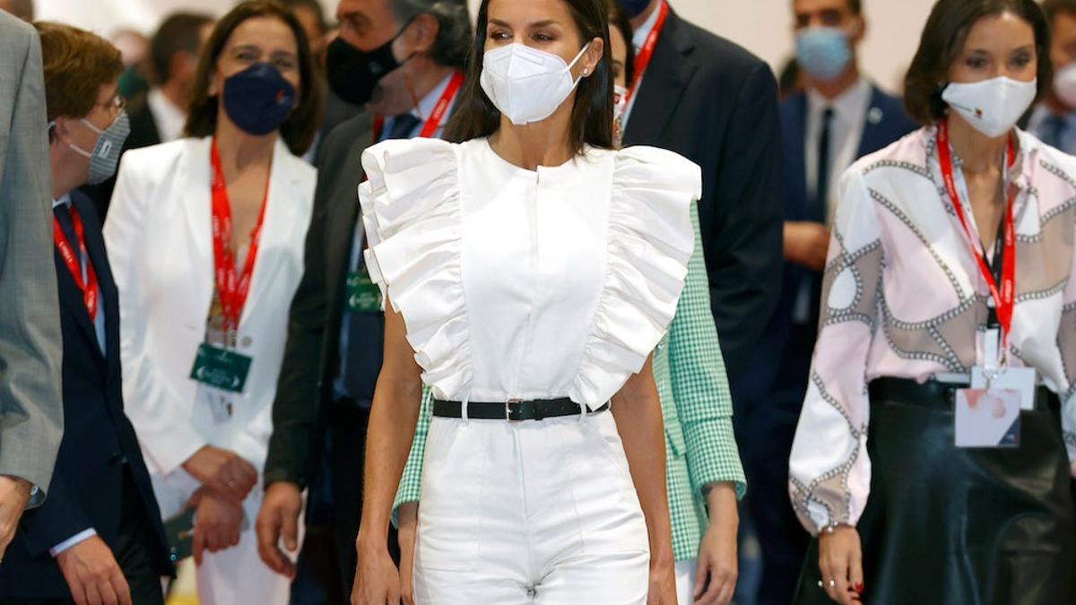 La reina Letizia brilla en Fitur con un mono blanco de volantes de Inés Domecq