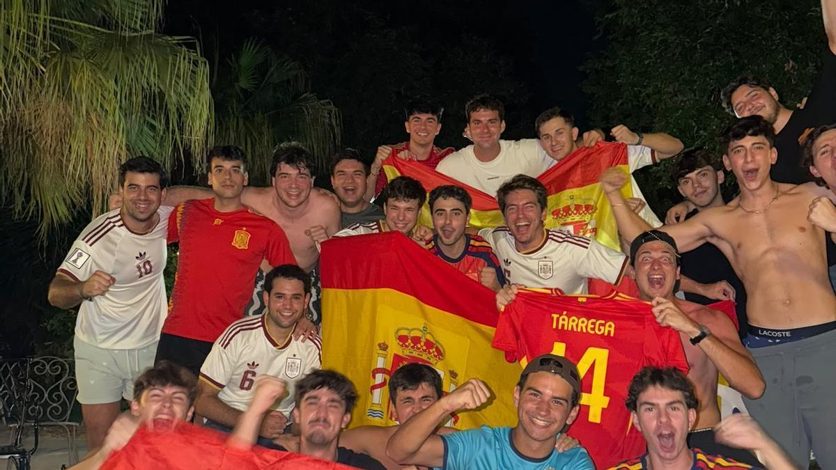 Dos grupos de amigos celebran juntos la clasificación de España para la final tras ganar a Francia, en una finca al sur de València.