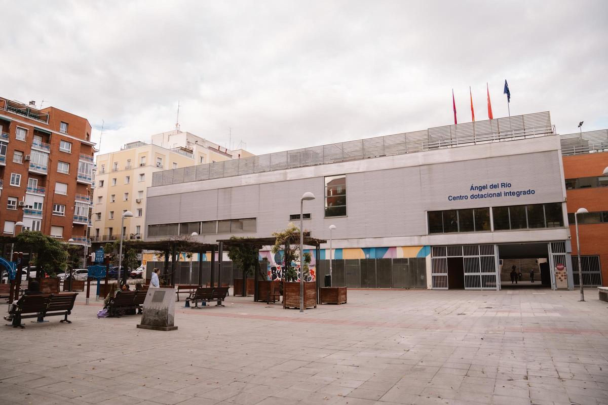 Exterior del Centro Dotacional Integrado Ángel del Río, perteneciente al distrito de Arganzuela