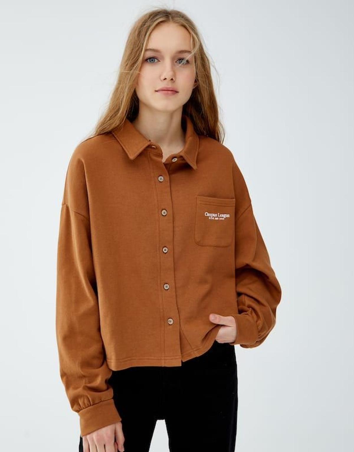 Sobrecamisa de felpa de Pull and Bear (Precio: 9,99 euros)