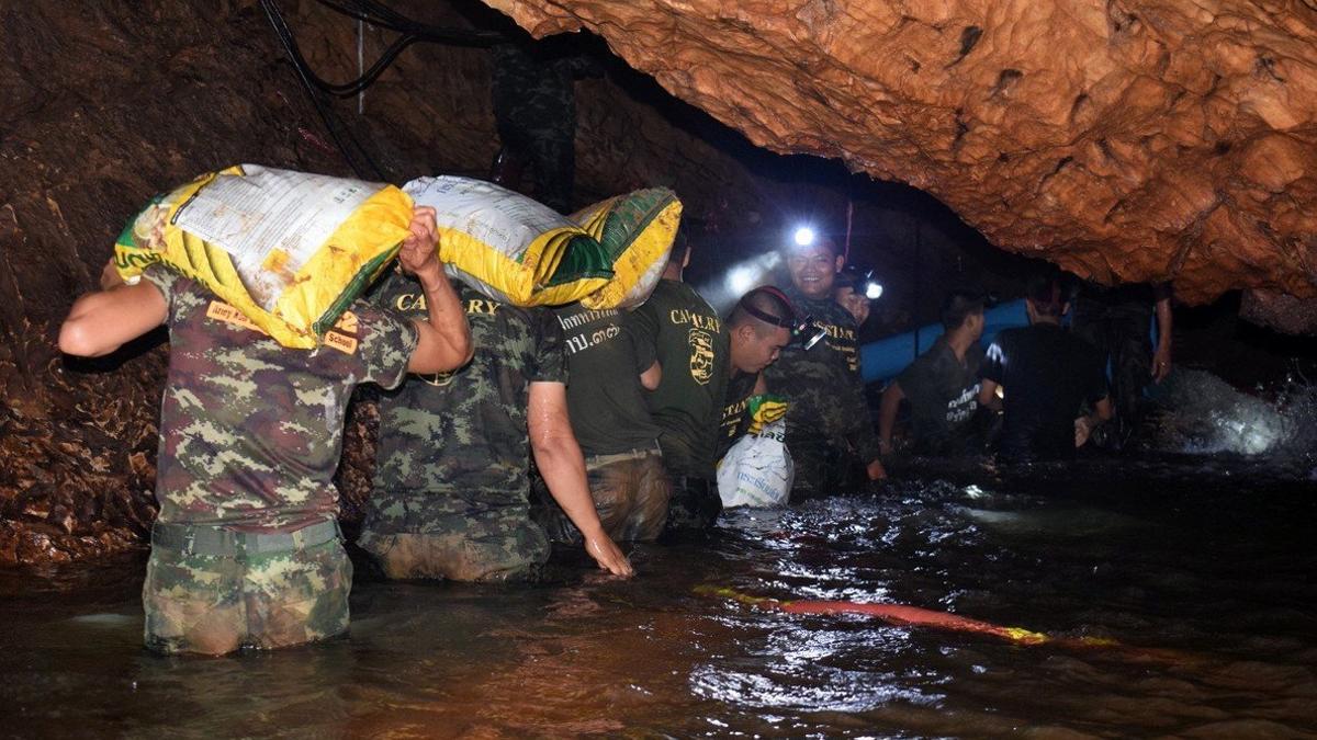 Varios miembros de un equipo de rescate intentan drenar el agua de la cueva Tham Luang en Khun Nam Nang Non Forest Park (Tailandia).